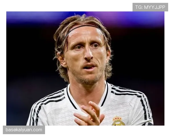 外脚背传球大师：莫德里奇的标志性技术