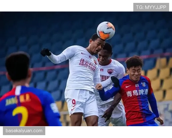 克鲁伊夫高位逼抢如何通过角色转变重塑后防压迫并提升进攻效率