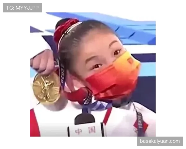 刚刷到管晨辰机场照，运动员范儿消失了，拎的包比我半年工资还贵